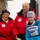 9. - 10. mars: Kong Harald og Prinsesse Astrid, fru Ferner er til stede under World Cup på ski i Holmenkollen. Her gratulerer de vinneren av hopp for kvinner, amerikanske Sarah Hendrickson (Foto: Terje Bendiksby / Scanpix)